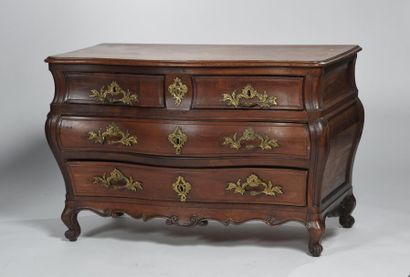 Commode galbée en acajou ouvrant à quatre...