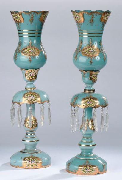Paire de grandes lampes en verre opalin bleu...