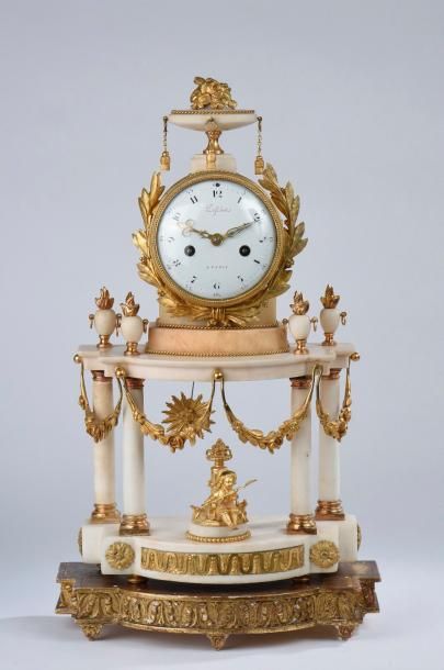 Pendule portique en marbre blanc et bronze...