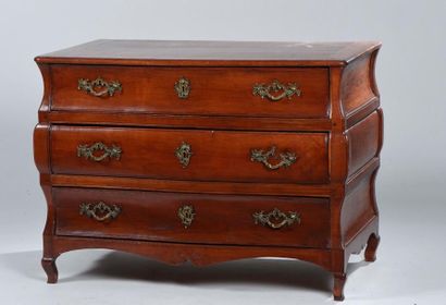 Commode en merisier très légèrement cambrée...