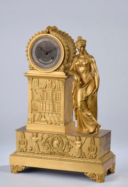 Pendule borne en bronze ciselé et doré, la...