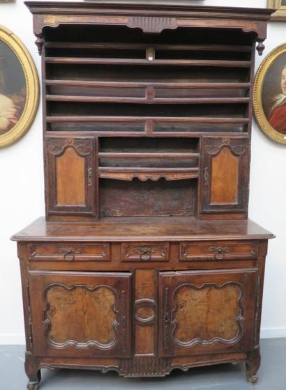 Buffet vaisselier en noyer et loupe de frêne....