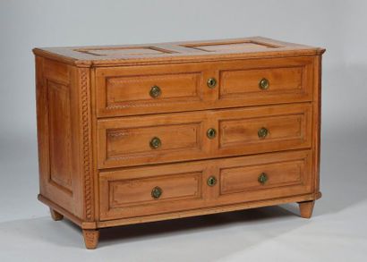 Commode en merisier et bois clair ouvrant...