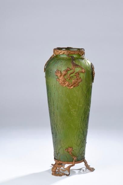 Vase fuselé en verre vert craquelé et irisé...