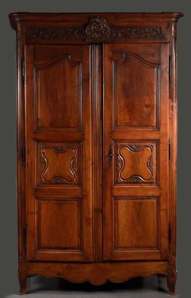 Armoire en noyer mouluré sculpté de coquille...