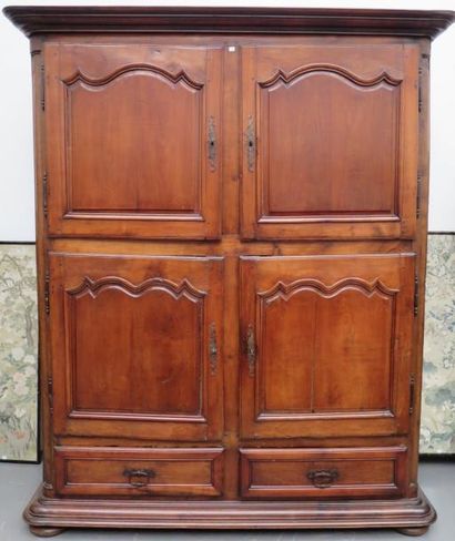 Armoire en noyer, merisier et chêne ouvrant...