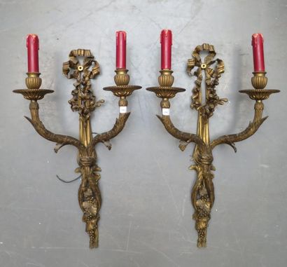 Grande paire d'appliques en bronze ciselé...