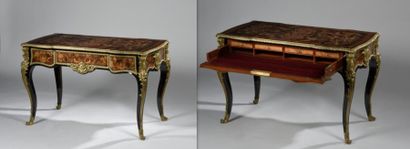Bureau plat plaqué d'ébène et de bois de...