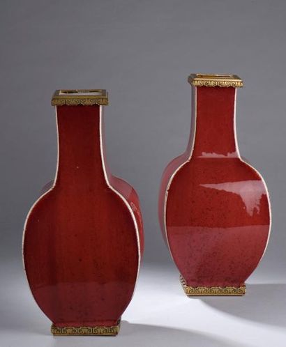 Paire de vases ovoïdes à col resseré et arêtes...