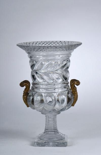 Vase médicis en cristal moulé à larges godrons,...