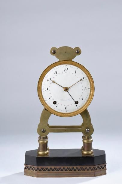 Pendule en laiton, le cadran émaillé blanc...