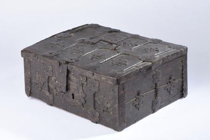 Coffret rectangulaire en chêne. Il est bardé...
