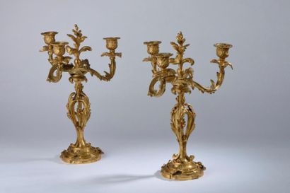 Paire de flambeaux en bronze ciselé et doré,...