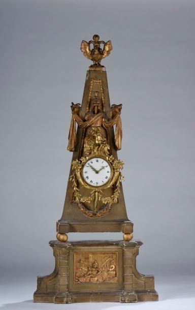 Grande pendule en forme d'obélisque en bois...