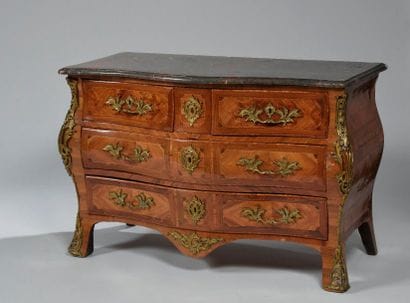Large commode tombeau en placage de bois...