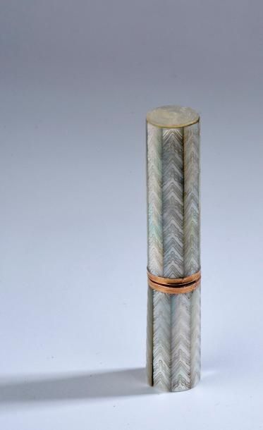 Étui à cire cylindrique appliqué de huit...