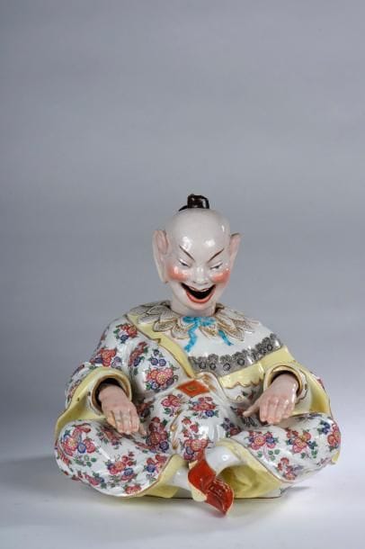 Important magot articulé en porcelaine figurant...
