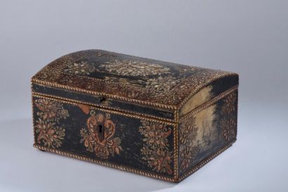 Coffret rectangulaire à couvercle légèrement...