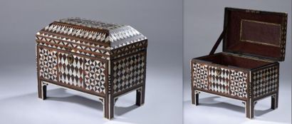 Petit coffre rectangulaire en bois à couvercle...