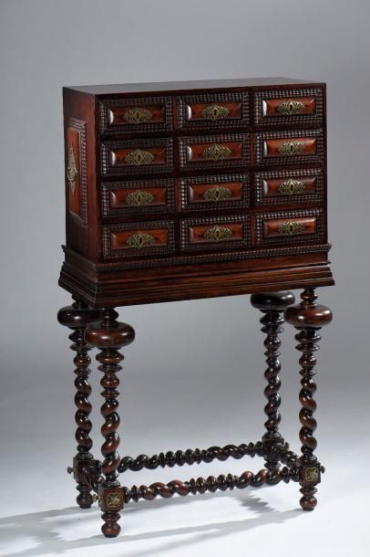 Cabinet et son piétement en châtaignier mouluré...