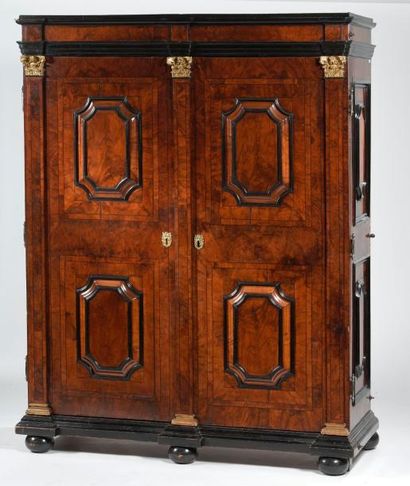 Grande armoire en placage de ronce de noyer,...