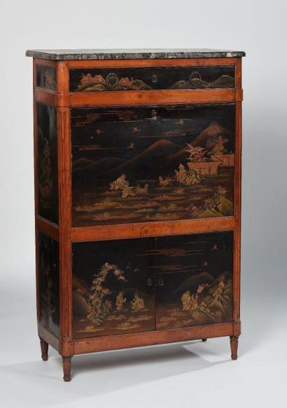 Secrétaire en armoire en acajou mouluré,...