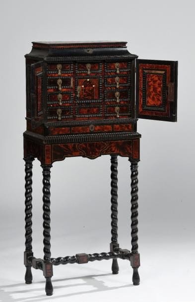 Cabinet en placage d’écaille rouge, bois...