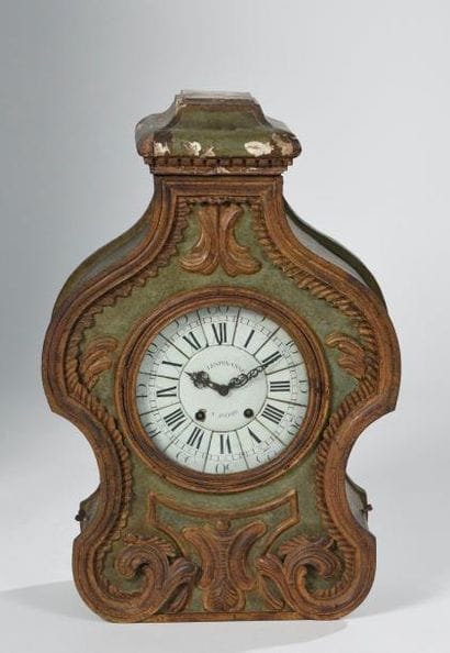 Pendule dite tête de poupée en tôle laquée...