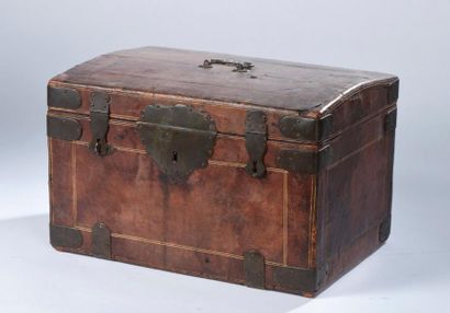 Coffret rectangulaire à couvercle légèrement...