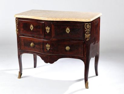 Commode sauteuse à façade galbée en placage...