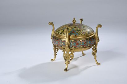 Petit pot couvert rond en bronze doré soutenu...