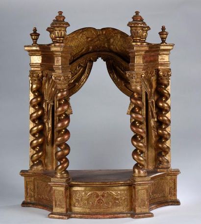 Petit théâtre en bois mouluré sculpté et...