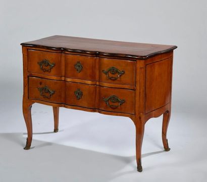 Commode sauteuse à façade en arbalète en...