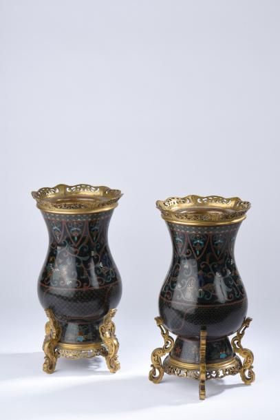 Paire de vases à piédouche en cuivre à décor...