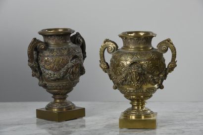 Paire de vases en bronze, la panse appliquée...
