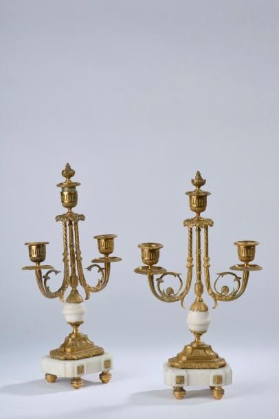 Paire de bougeoirs en bronze ciselé et doré...