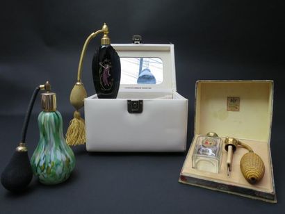Un lot de trois vaporisateurs fantaisie et...