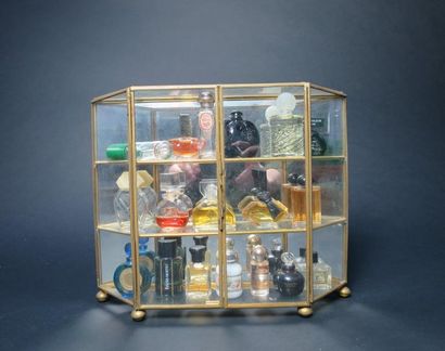 Petite vitrine de table en laiton comprenant...