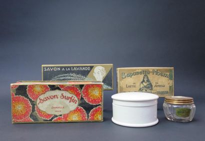 Divers parfumeurs
Lot comprenant trois boîtes...