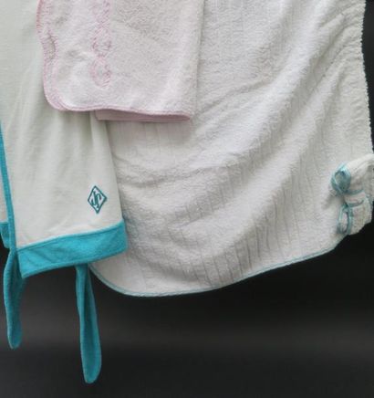 Linge de maison
Un lot comprenant deux jupes...