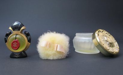 Estée LAUDER 
Poudrier en verre contenant...