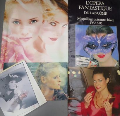 LANCÔME
Lot comprenant dix panneaux publicitaires...