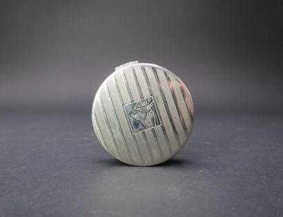 TRE-JUR (années 1920)
Un petit poudrier en...