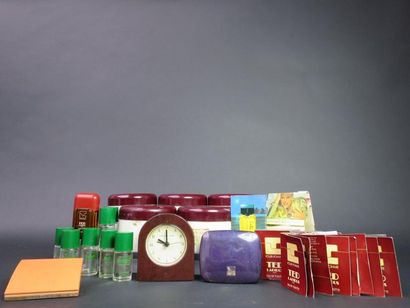 Divers parfumeurs
Lot comprenant une pendulette...