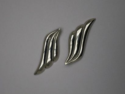 Thierry Mugler, deux broches (aile) en métal...