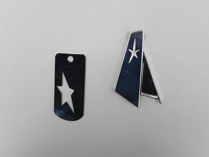 Thierry Mugler. Deux pendentifs en métal...
