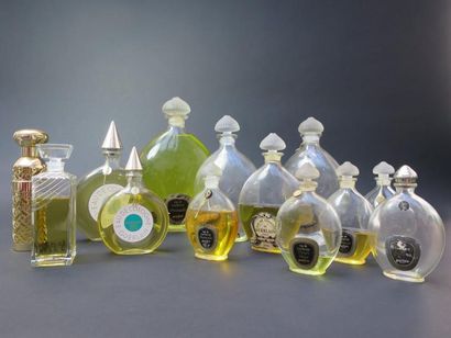 Un fort lot de neuf flacons modèle eau de...