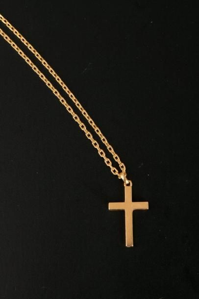 Croix formant pendentif et chaine à maillons...