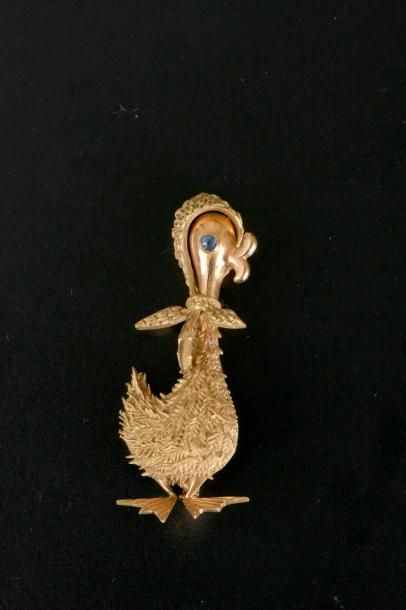 Broche en or jaune 18K figurant une cane,...