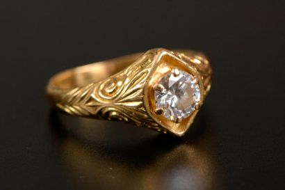 Bague solitaire en or jaune 18K gravé de...